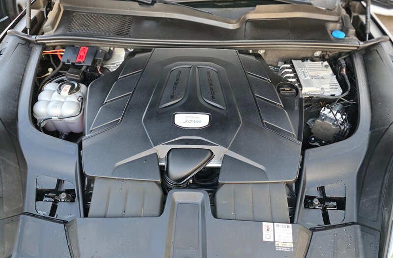 
								2023 Porsche Cayenne Platinum ESTO0176C full									