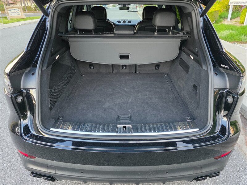 
								2023 Porsche Cayenne Platinum ESTO0176C full									