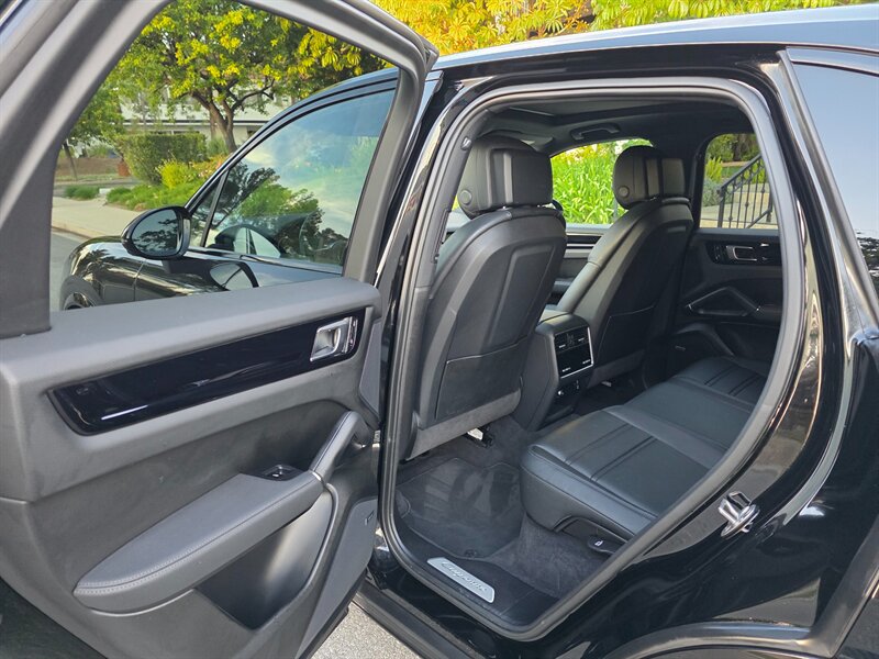 
								2023 Porsche Cayenne Platinum ESTO0176C full									