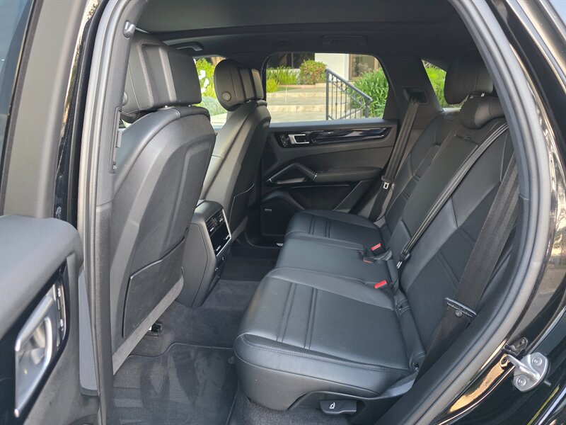 
								2023 Porsche Cayenne Platinum ESTO0176C full									