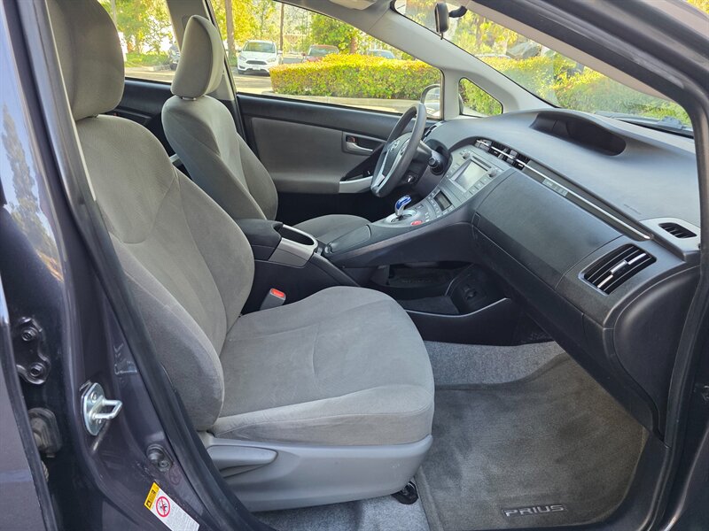 
								2015 Toyota Prius Two ESTO4717 full									