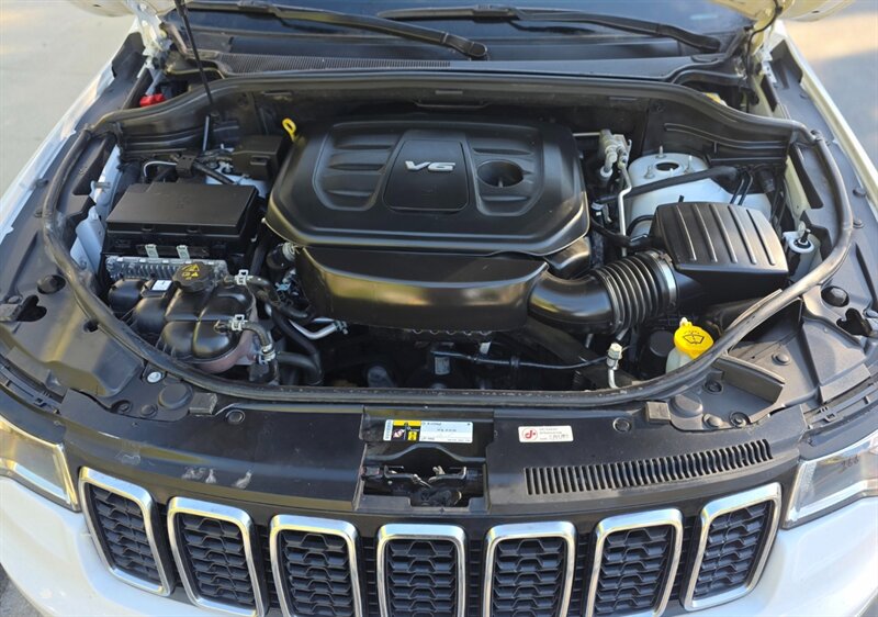 
								2018 Jeep Grand Cherokee Laredo ESTO8409 full									