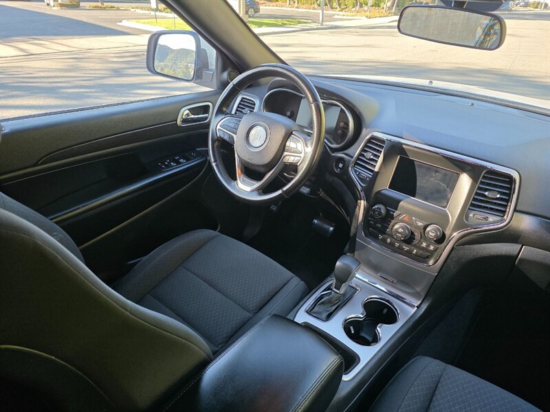 
								2018 Jeep Grand Cherokee Laredo ESTO8409 full									