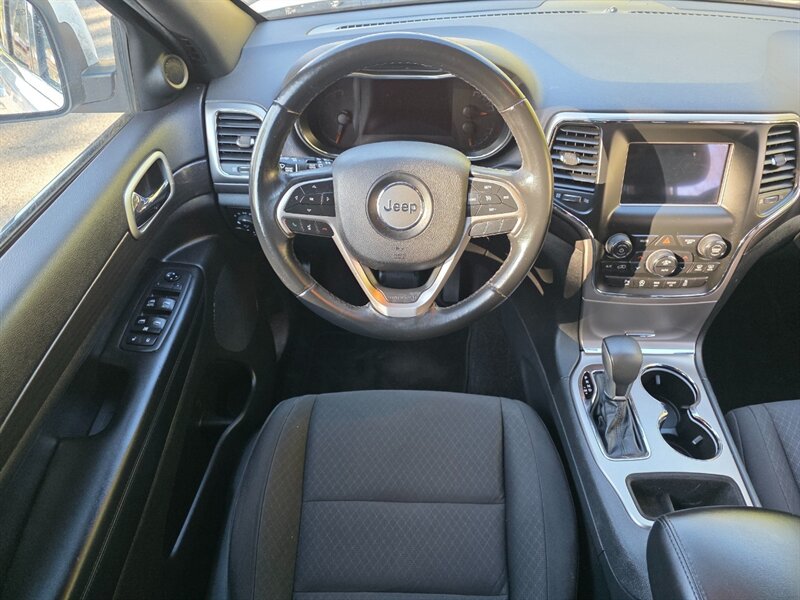 
								2018 Jeep Grand Cherokee Laredo ESTO8409 full									
