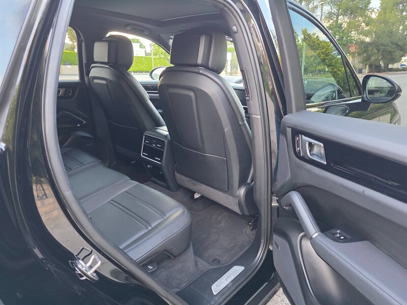 
								2023 Porsche Cayenne Platinum ESTO0176C full									