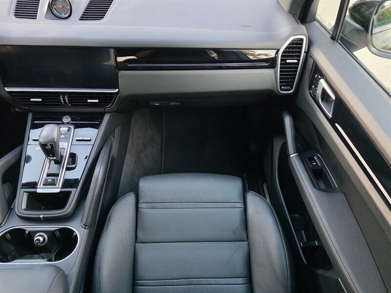 
								2023 Porsche Cayenne Platinum ESTO0176C full									