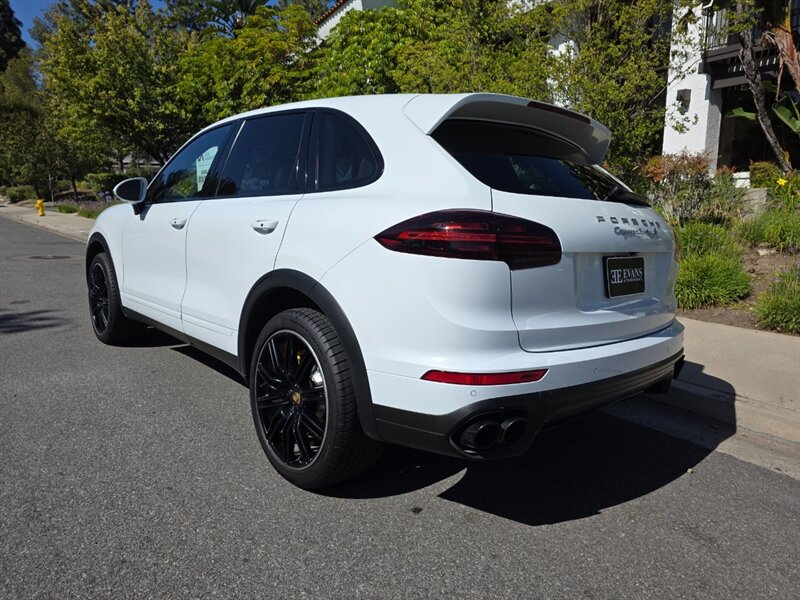 
								2016 Porsche Cayenne Turbo S ESTO5082C full									