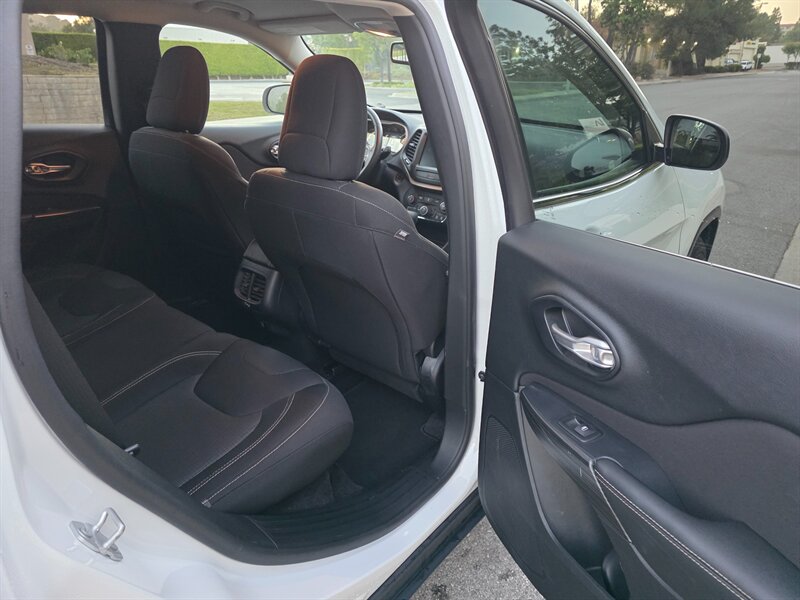 
								2016 Jeep Cherokee Latitude ESTO4320C full									
