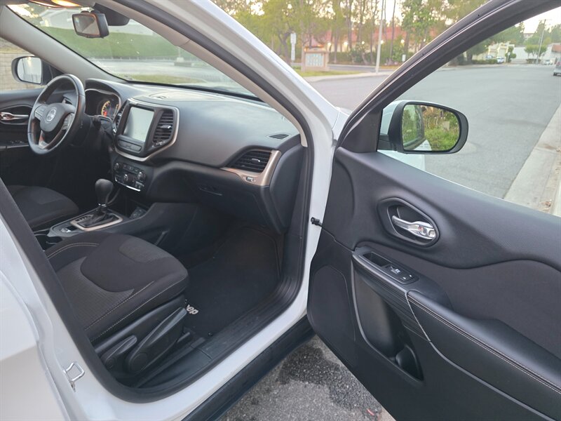 
								2016 Jeep Cherokee Latitude ESTO4320C full									