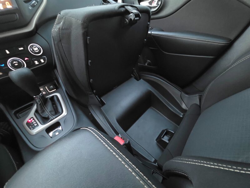 
								2016 Jeep Cherokee Latitude ESTO4320C full									