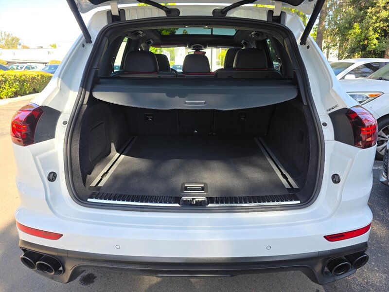 
								2016 Porsche Cayenne Turbo S ESTO5082C full									