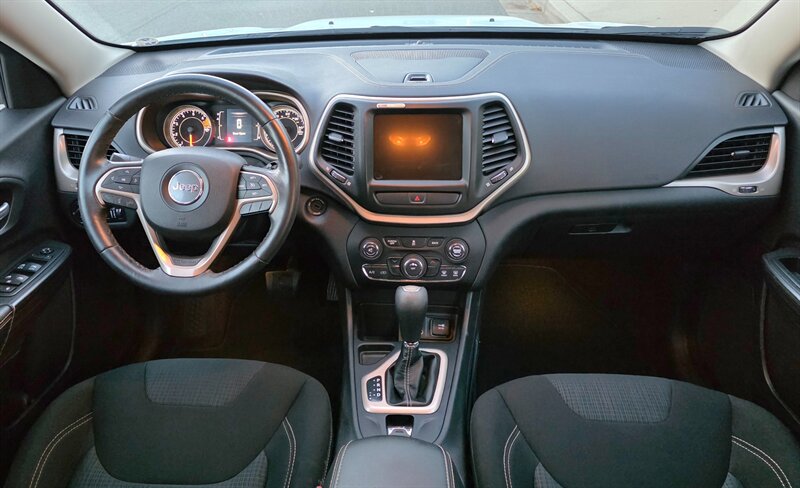 
								2016 Jeep Cherokee Latitude ESTO4320C full									