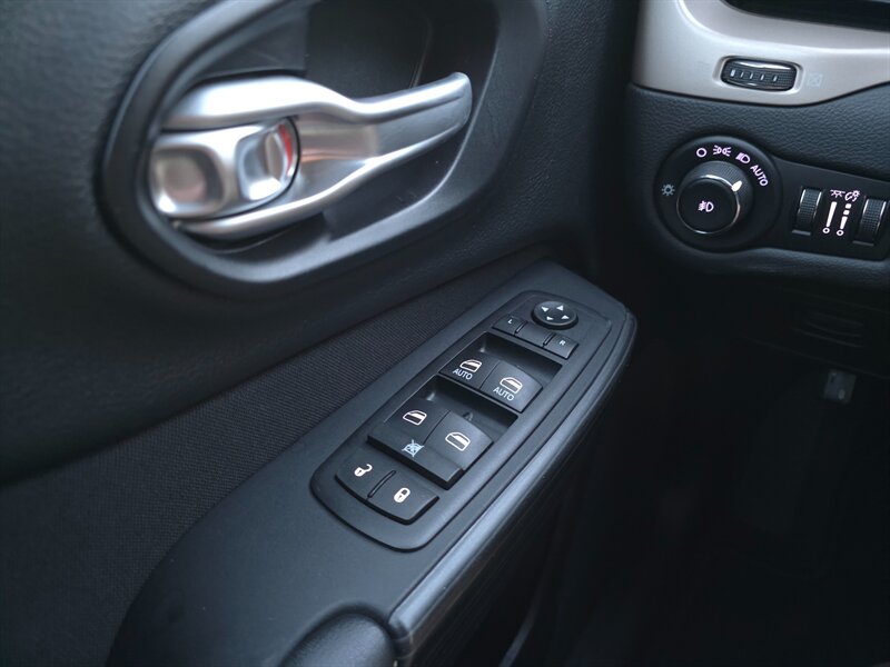 
								2016 Jeep Cherokee Latitude ESTO4320C full									