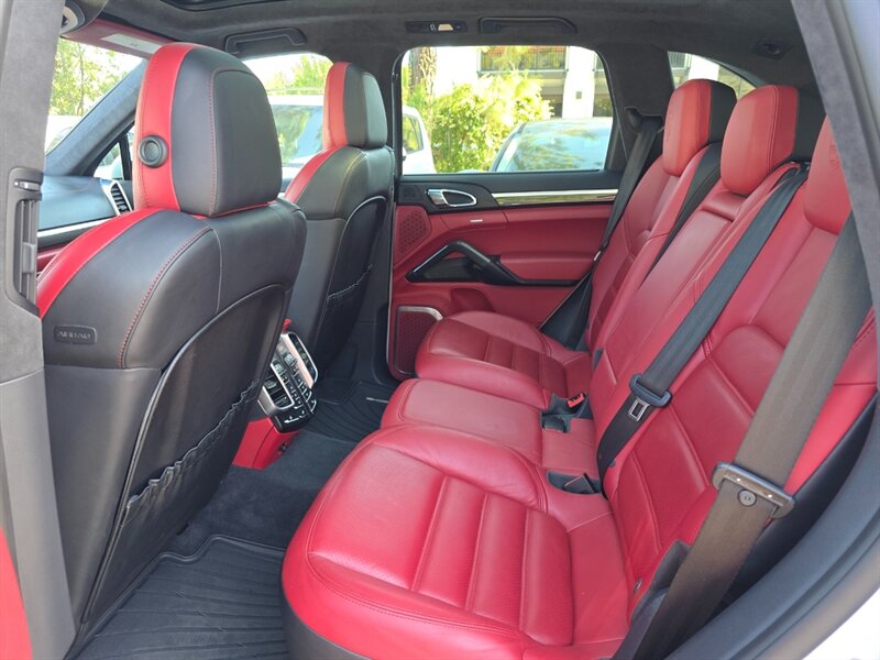 
								2016 Porsche Cayenne Turbo S ESTO5082C full									