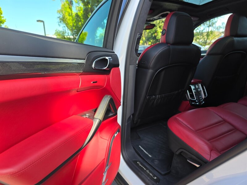 
								2016 Porsche Cayenne Turbo S ESTO5082C full									